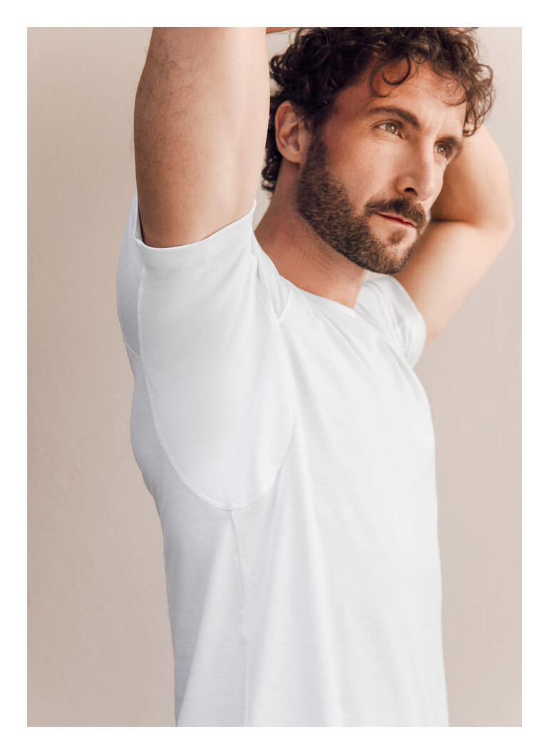 heren, shirt met V-hals, wit Man in wit T-shirt van FALKE Daily Climate Control, zijaanzicht.