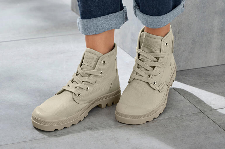 Palladium canvas boots in beige, gedragen aan de voet