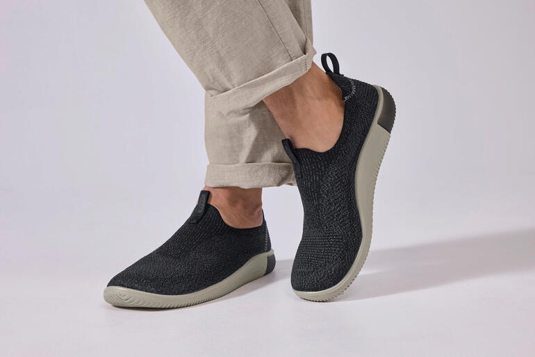 antraciet Zwarte KEEN® gebreide sneakers staand