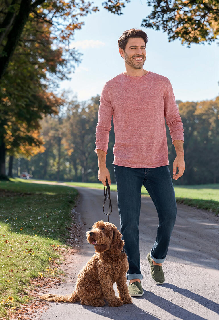 rood/natuur Man in een roze lichtgewicht trui, loopt met een hond op een pad.