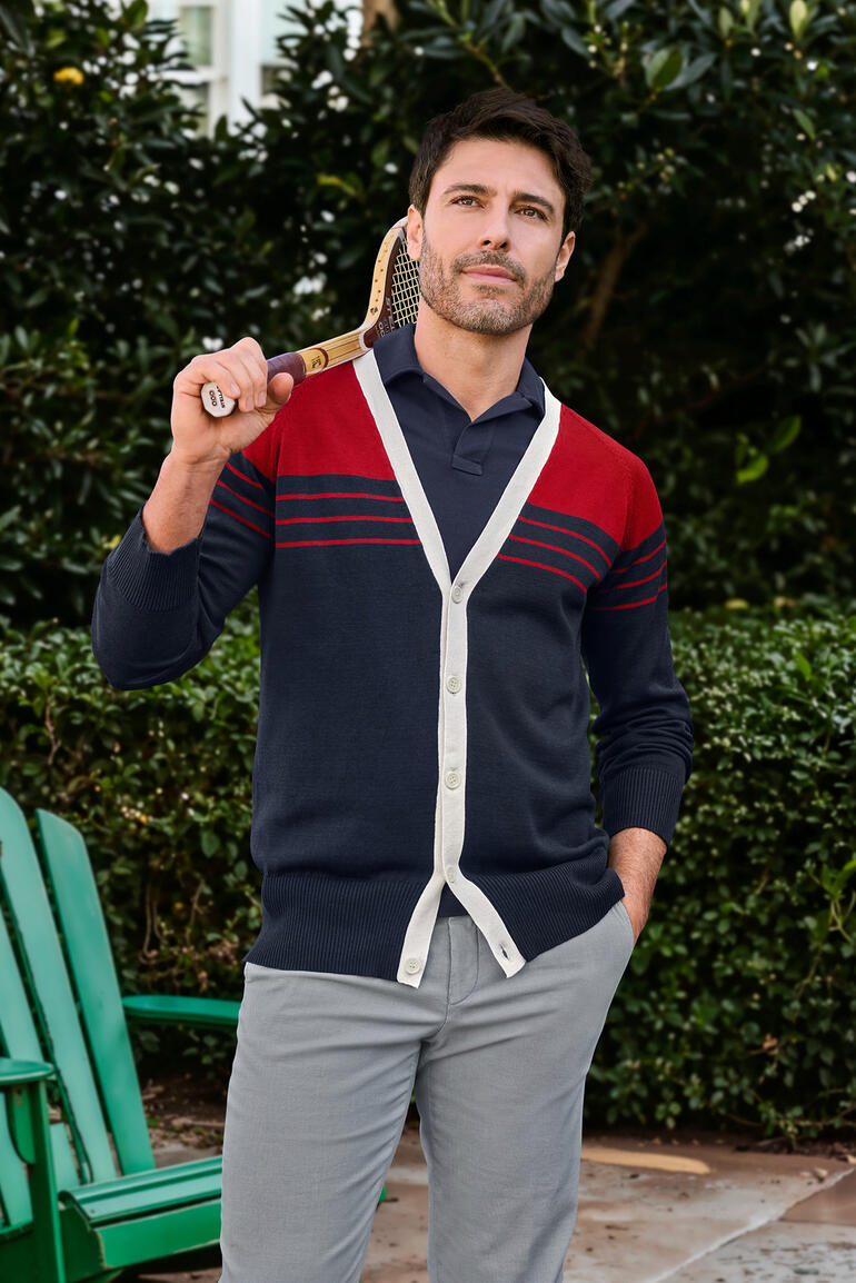 Junghans 1954 maritieme zijde-cardigan Man draagt een maritieme zijde cardigan met rode en blauwe strepen