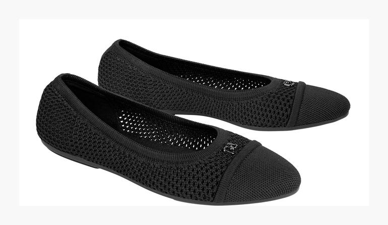 Zwart mesh ballerina paar op een witte achtergrond.