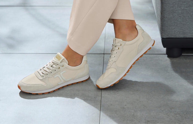 offwit Lichte Candice Cooper ultralight sneaker aan de voeten van een model.