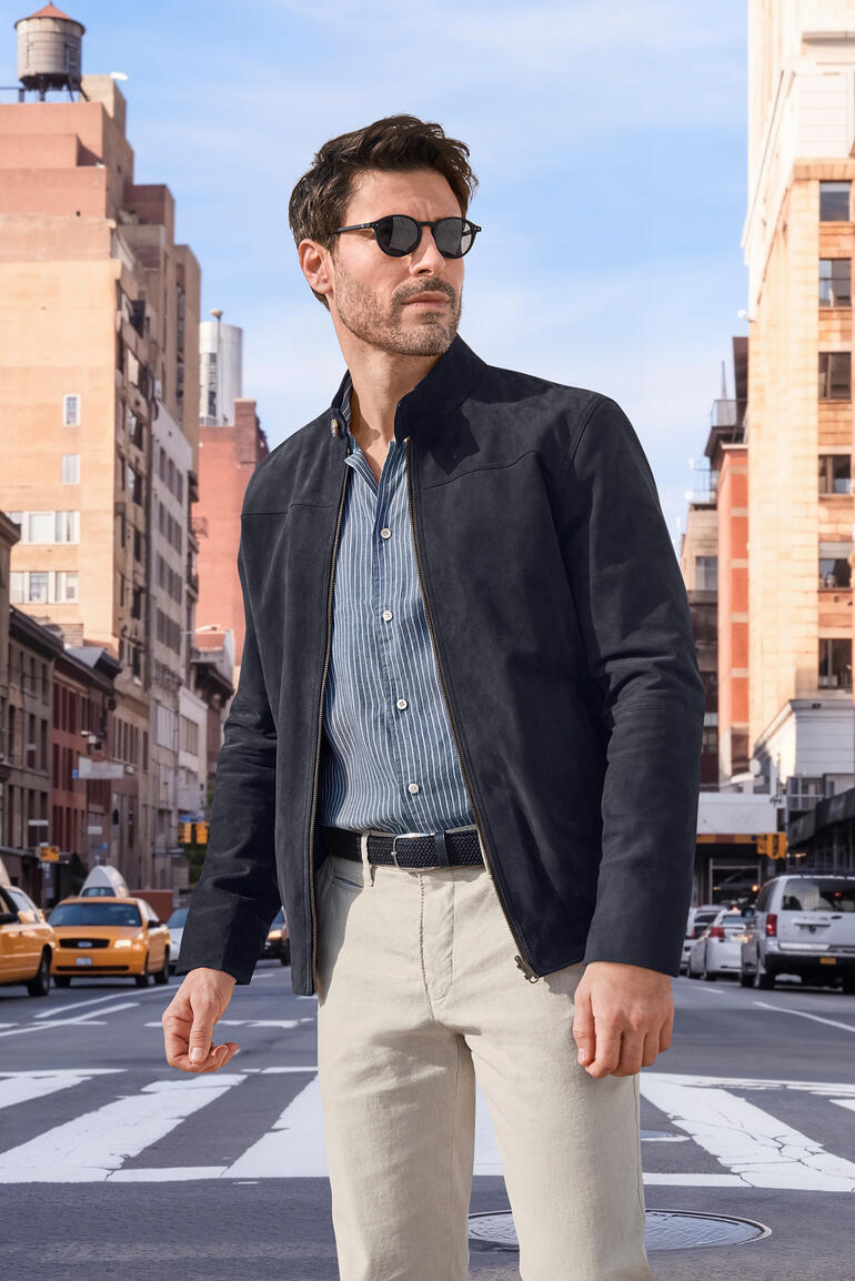OCONI keerbare blouson van leer Man in OCONI leren keerbare jas op een stadsstraat met zonnebril