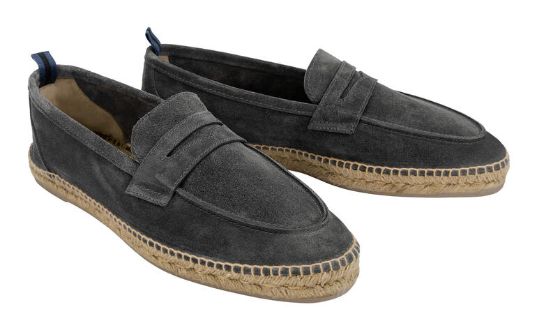 Twee grijze zomer moccasins met gevlochten zool