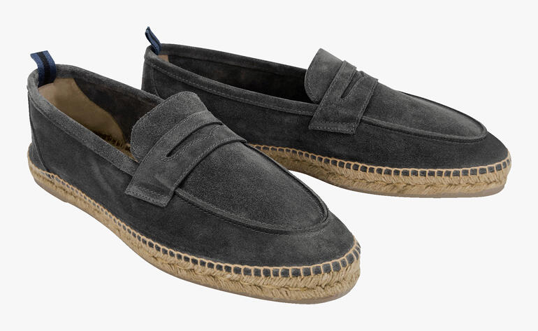 Twee grijze zomer moccasins met gevlochten zool