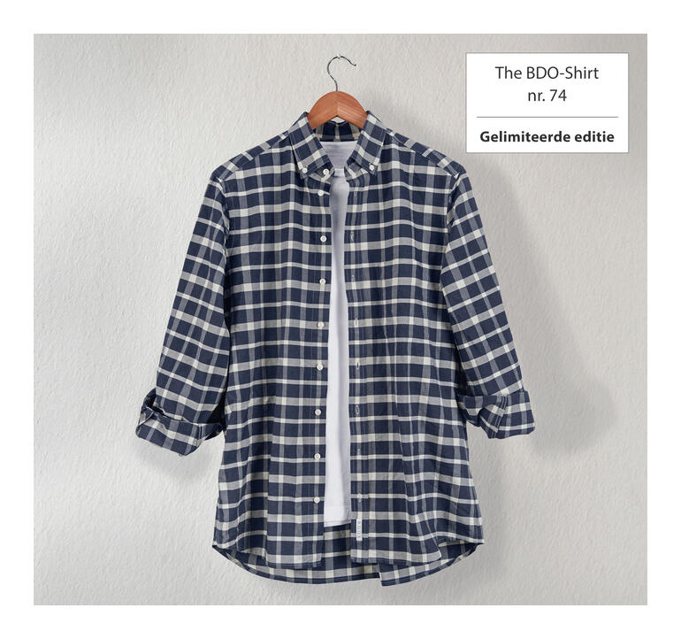 The BDO-shirt, Limited Edition No. 74 Geverfd shirt in marine en wit aan een houten hanger