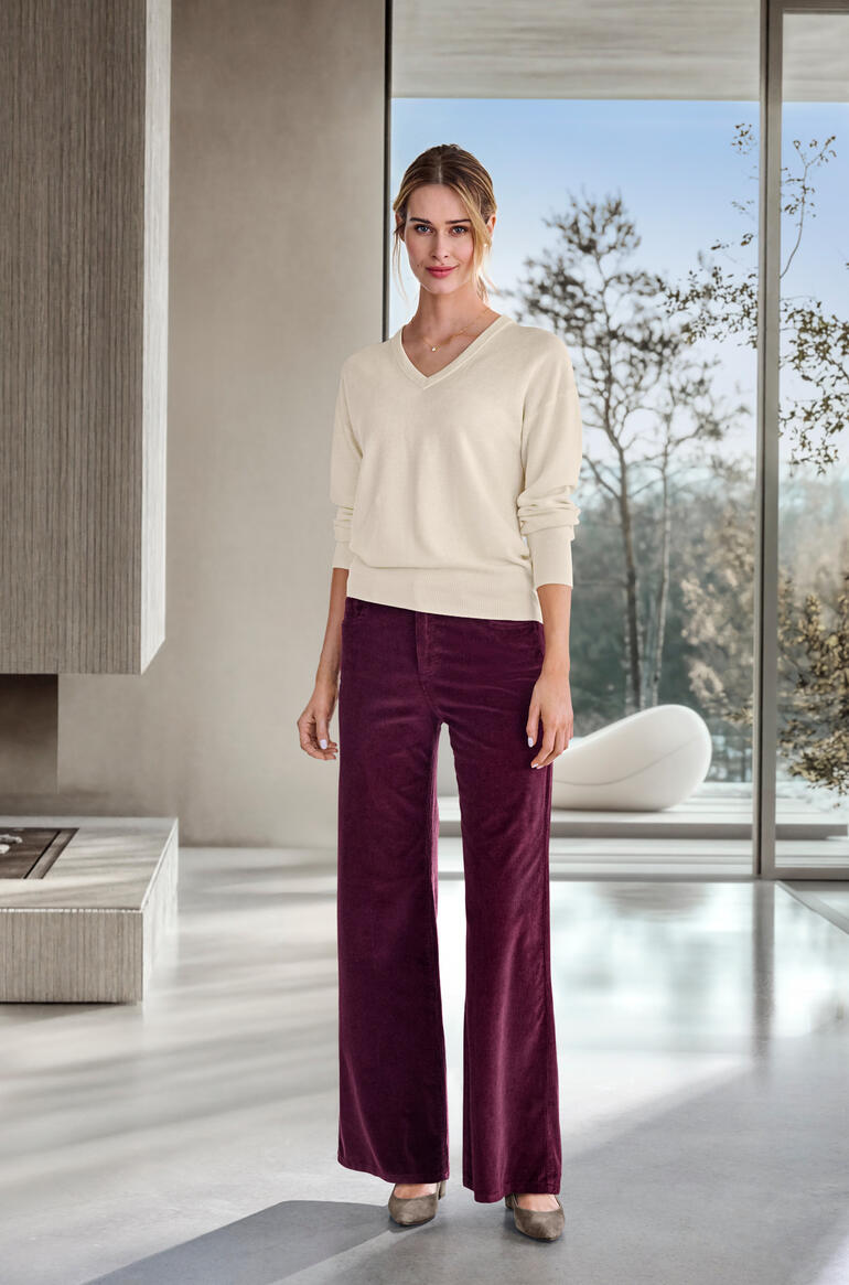 creme Vrouw met brede corduroy broek in bordeaux en V-trui