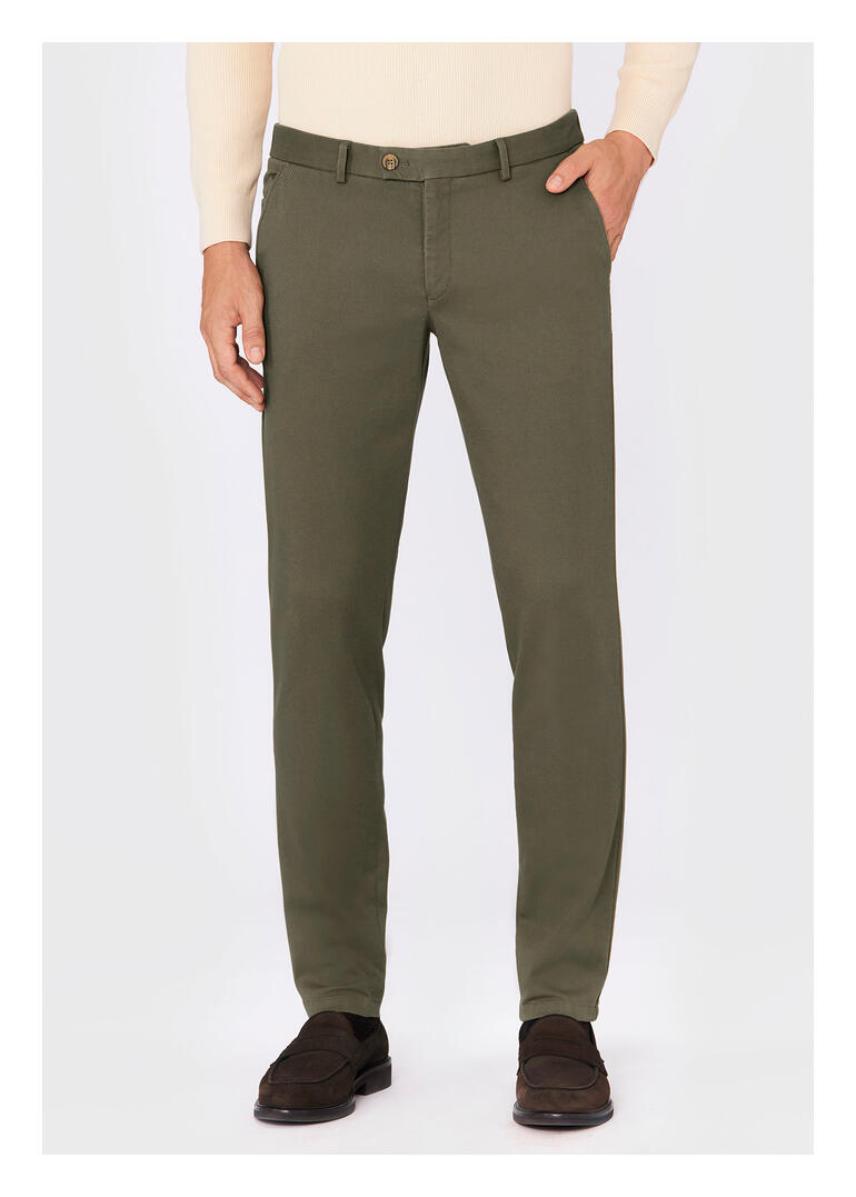 Hiltl Premium Chino in olijfgroen, staand