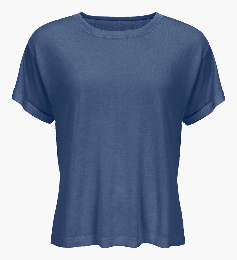 Fjordblauw zijdecrepe shirt, plat op een witte achtergrond.