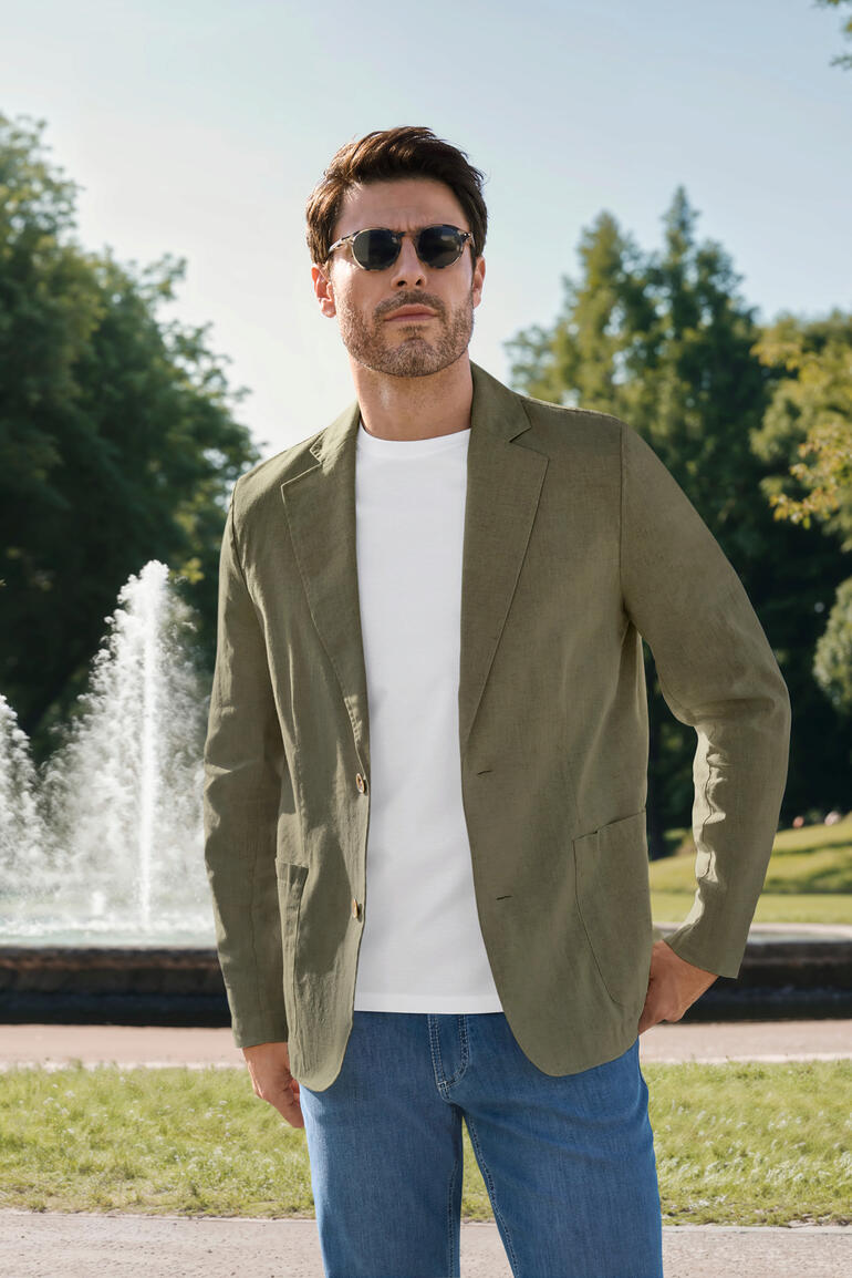 Casual colbert van hennep Herensakko van hennep, gepresenteerd in een lichte omgeving met een ontspannen houding bij het meer.