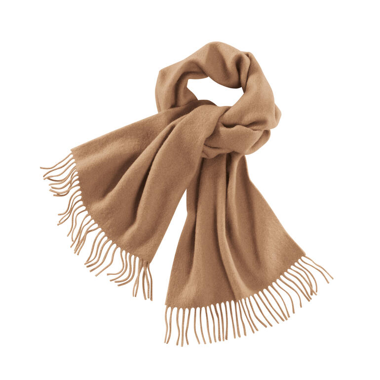 Camel-kleurige sjaal van kamelenhaar met franjes op een witte achtergrond.
