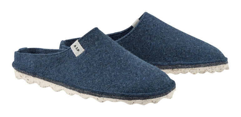 Stel blauwe slippers voor dames op een witte achtergrond.