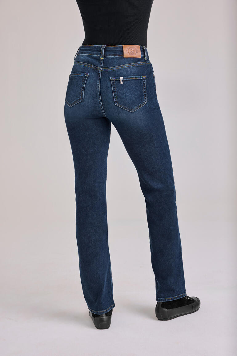 Vrouw toont de achterkant in Liu Jo jeans.