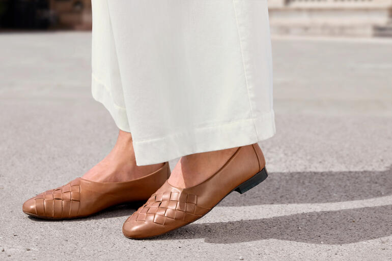 cognac Comfort gevlochten ballerina in cognac, zijaanzicht van de schoen.