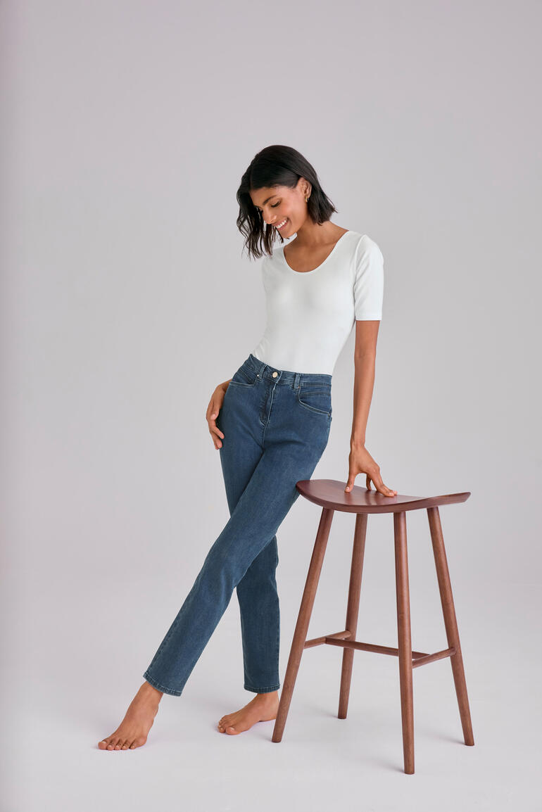 blauw R.b.Brax Beq.Pocket-Jeans in blauw, casual gedragen door een vrouw in staande pose.