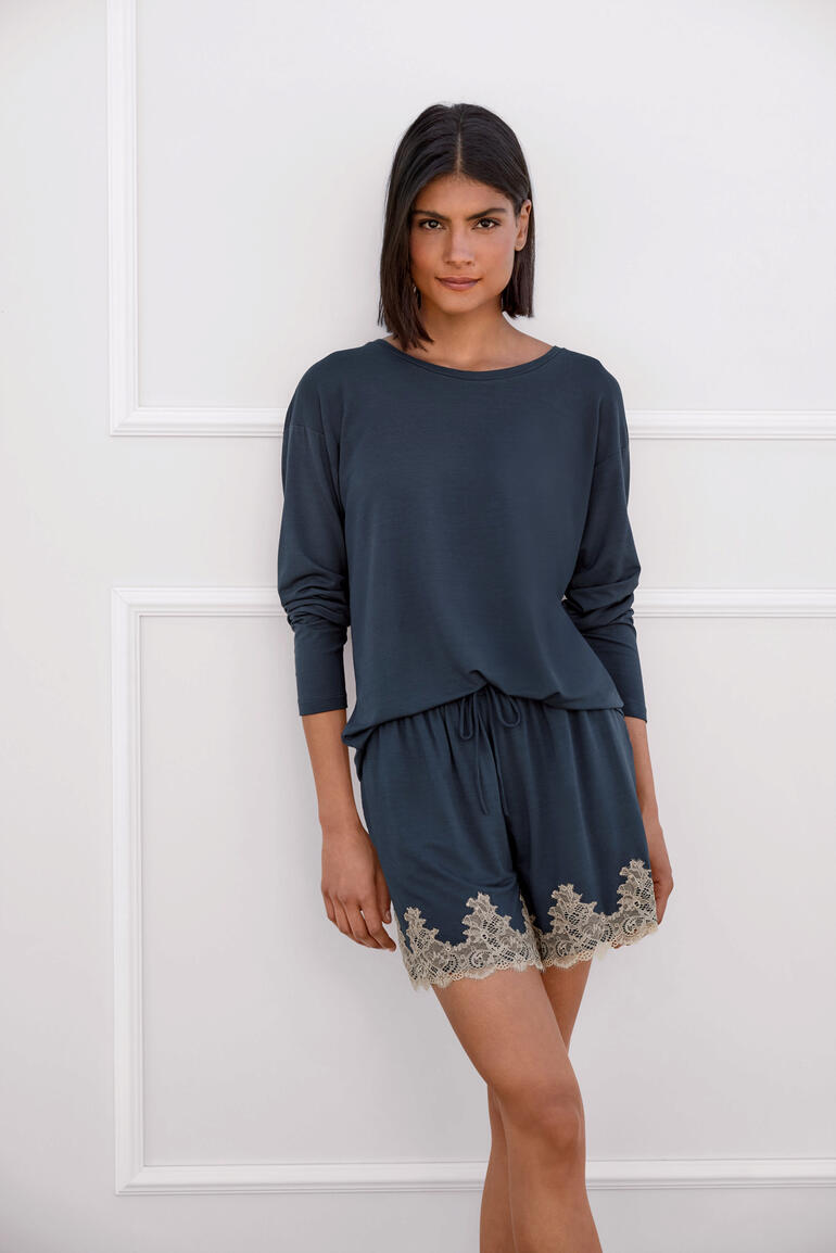 Donkerblauwe korte pyjama met kant, losse pasvorm en elegante uitstraling.