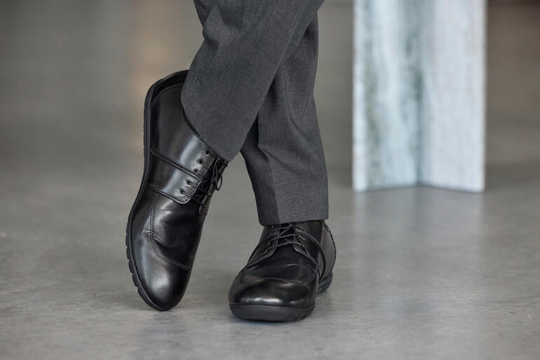 Franz Gustav comfortabele zakelijke schoenen Franz Gustav comfort zakelijke schoen in zwart, detailopname van een man.
