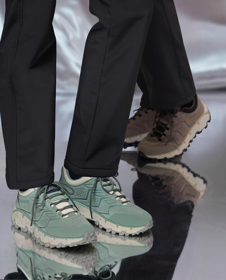 dames, mint en heren, bruin Zamberlan sneaker in mint, gedragen door een vrouw in sportieve outfit.