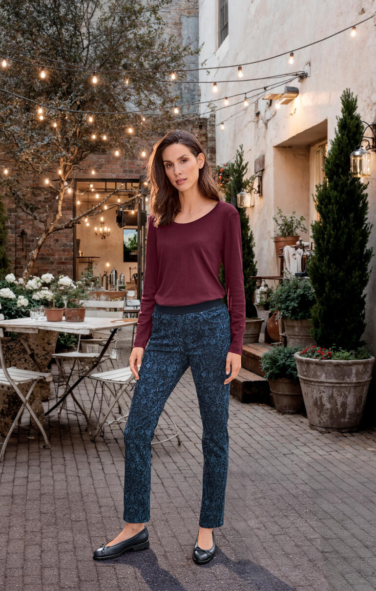 Vrouw in ornament joggings met bordeaux top buiten