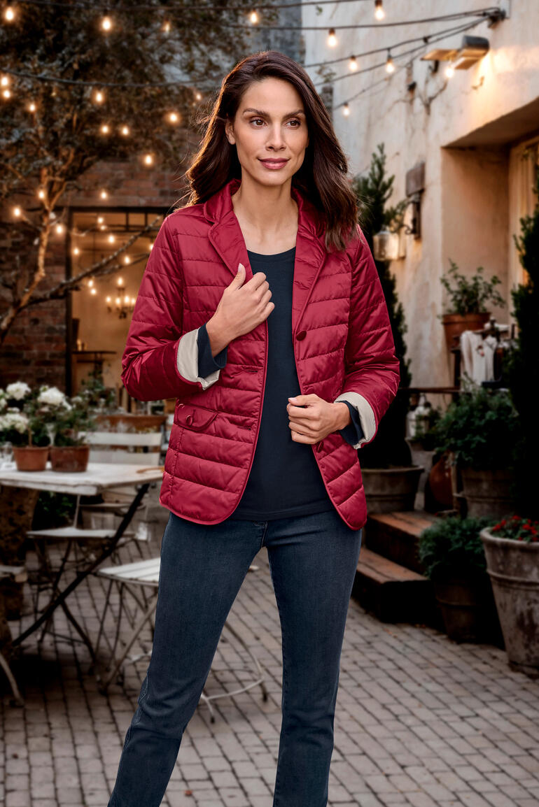 Gelaagde blazer van Steinbock in rood, gedragen met een blauwe broek.