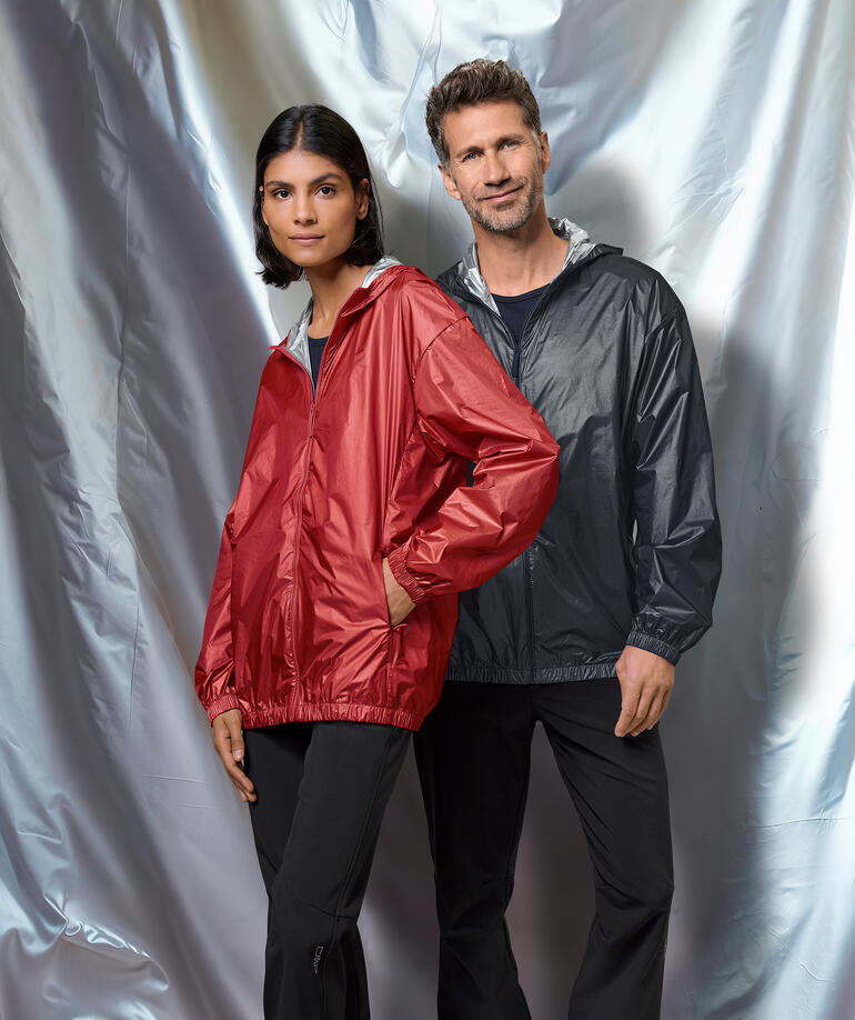 Ultra lichte regenjas in rood en zwart, unisex, met capuchon.