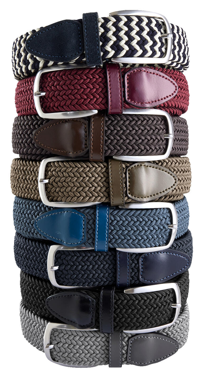 Stapels van elastische riemen in verschillende kleuren, voornamelijk grijs, bruin en blauw.