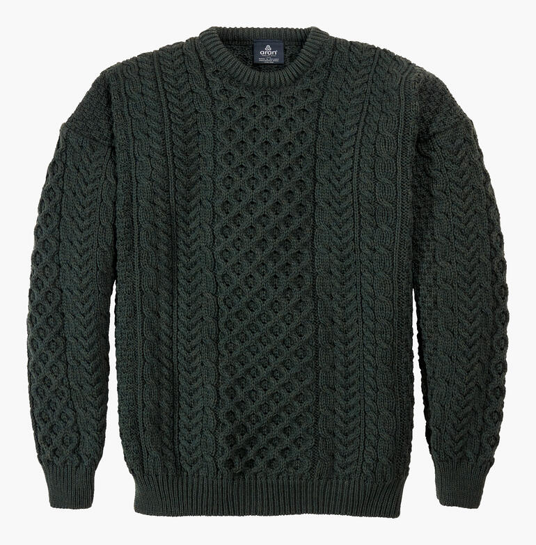 Groene Merino-Aran-trui op een witte achtergrond.