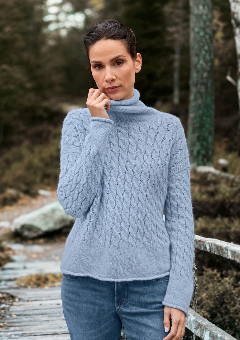 Lichtblauwe baby-alpaca kabeltrui, maat 36, met hoge kraag