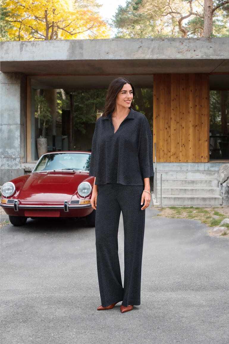 Vrouw draagt een elegante LaSalle Punto Milano-tuniek in een stedelijke omgeving.