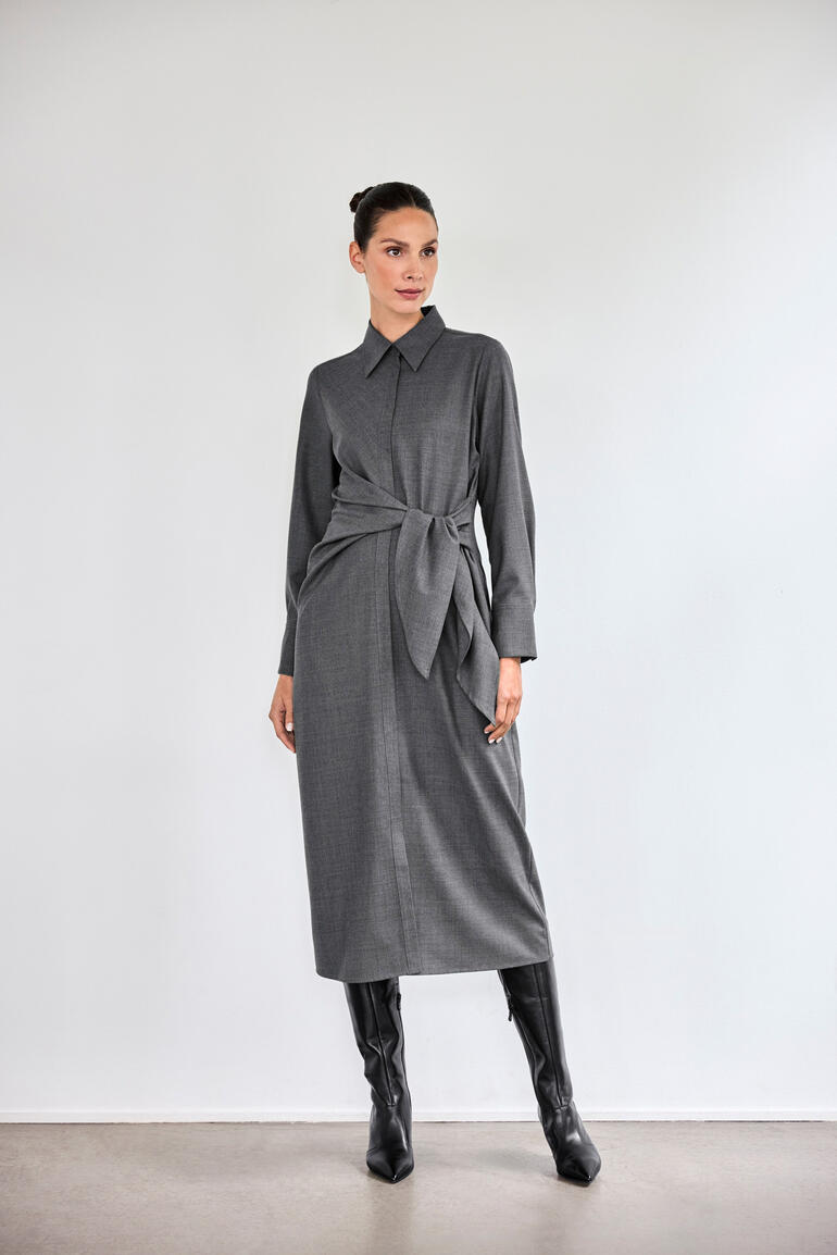 Grijs wollenmix jurkje met tailleceintuur en lange mouwen.
