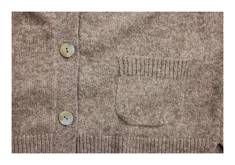 Grijs-bruin yak vest met zak en knopen op een witte achtergrond