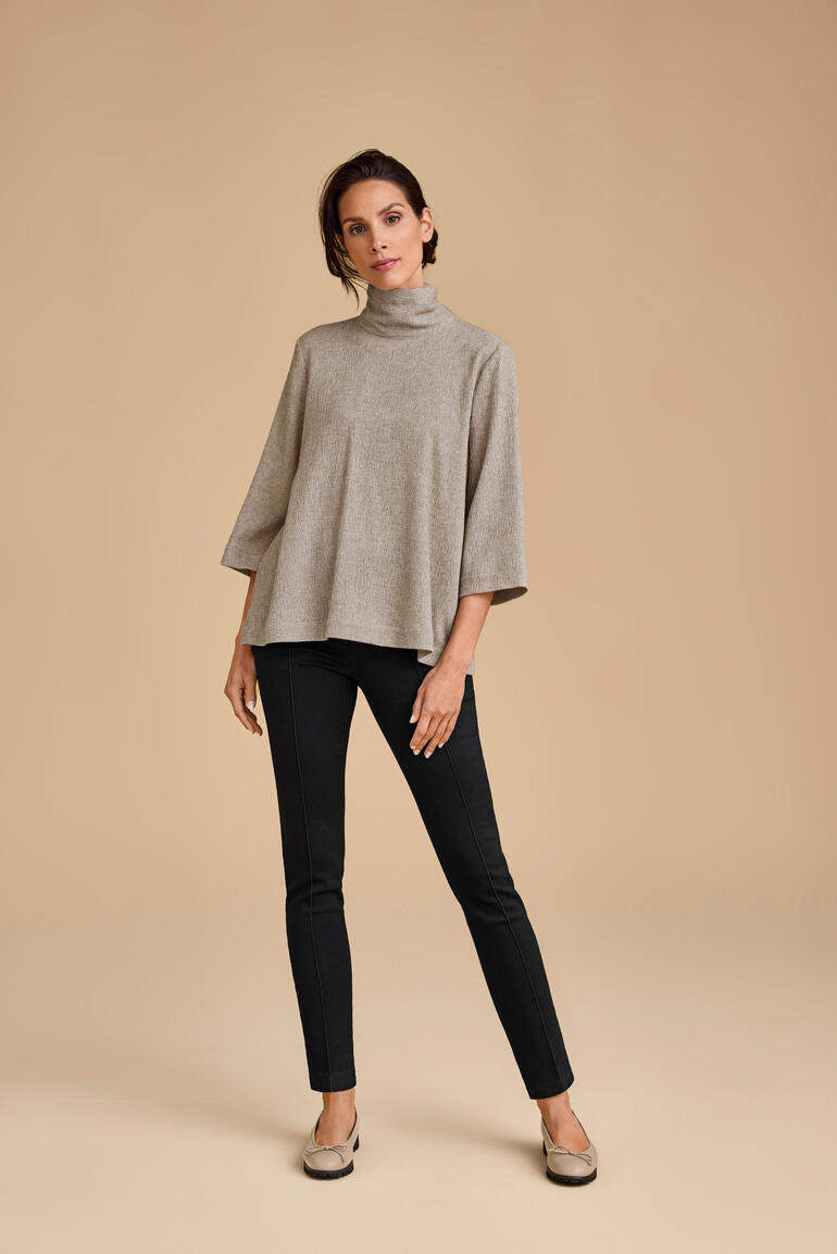 Elegante crinkle wol blouse in grijs met hoge kraag en uitlopende mouwen.