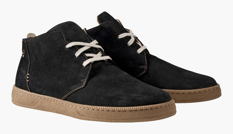 Zwarte ultralichte chukka schoenen met lichte veters op een neutrale achtergrond.