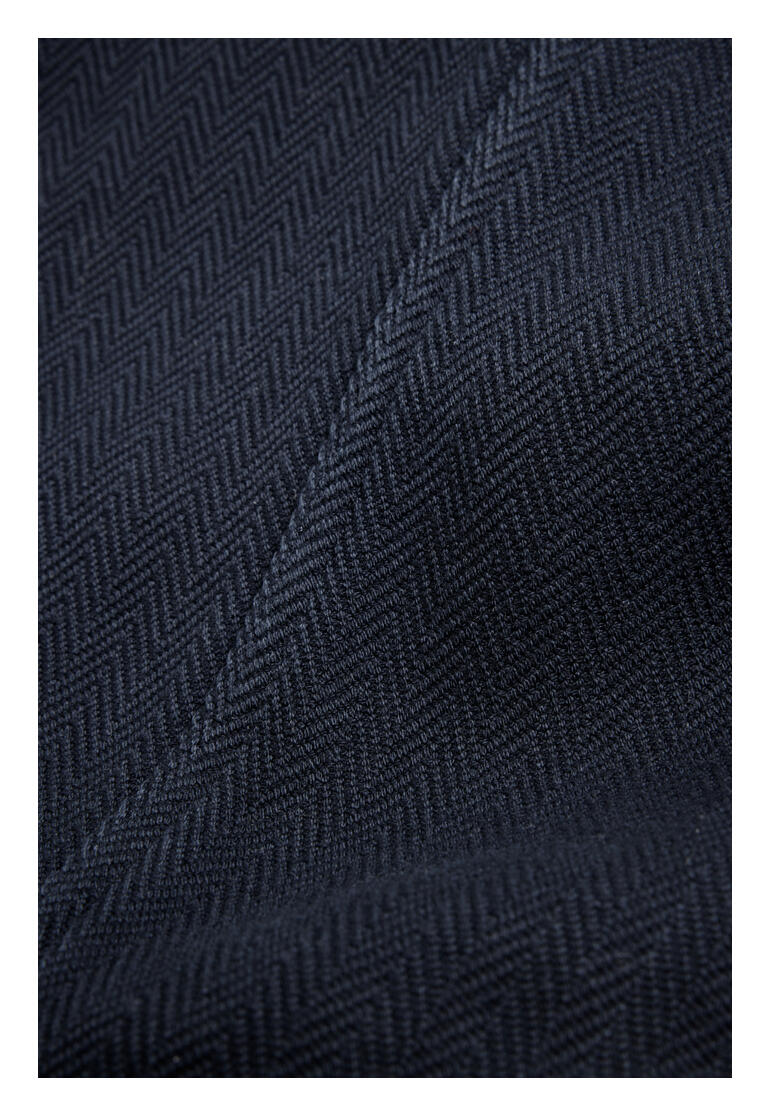 Handgeweven Herringbone-broek in marineblauw met fijne structuur.
