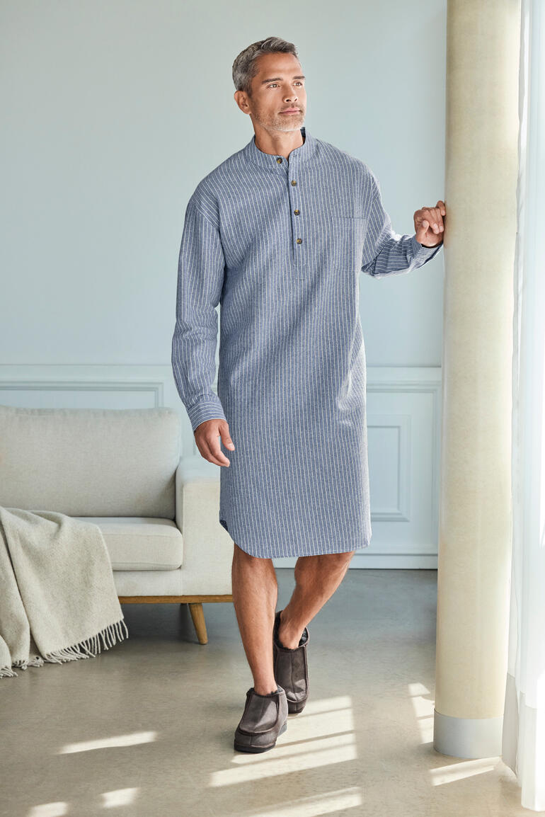 Blauw Ecru-nachthemd met knopen en staande kraag.