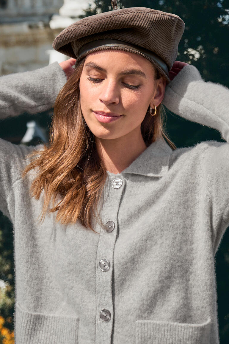 Bruine corduroy baret, gedragen met een grijze trui
