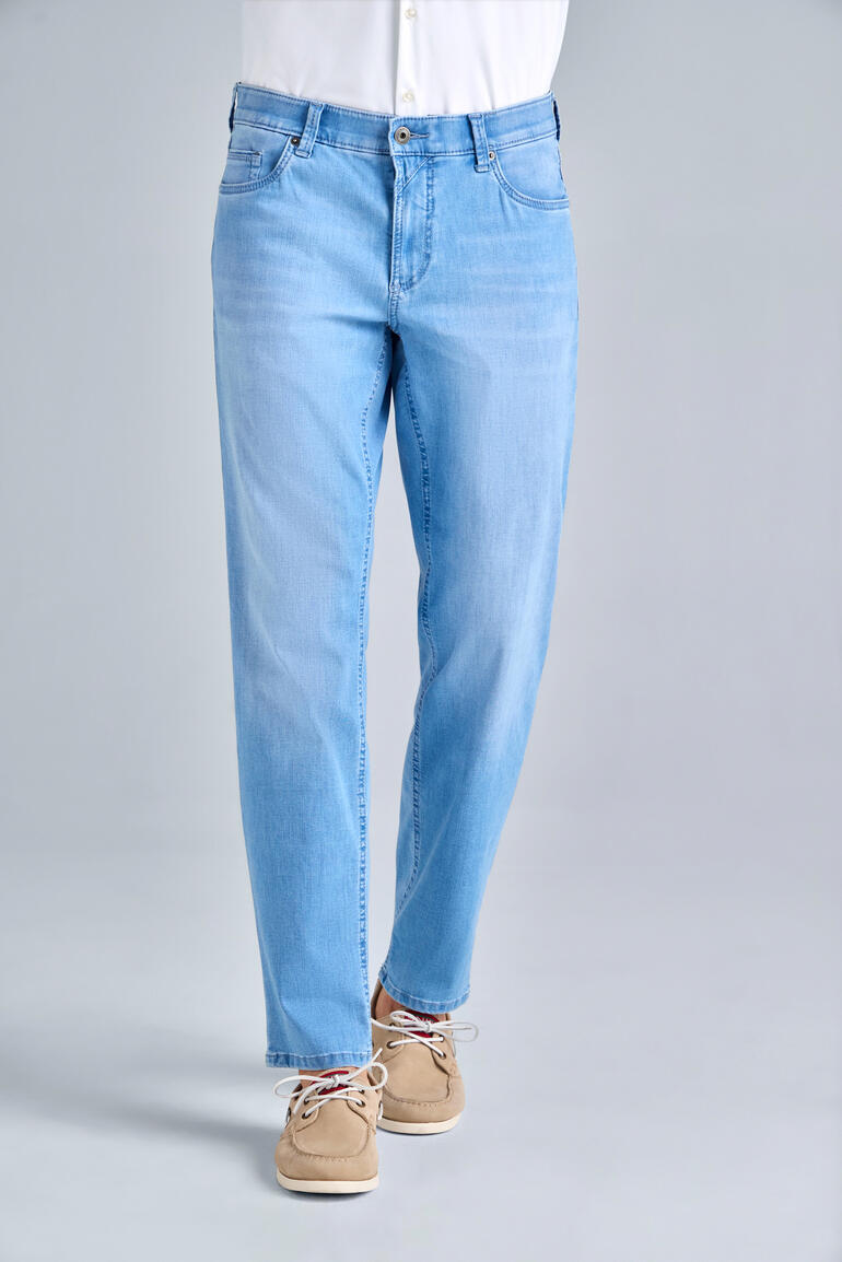 Lichtblauwe zomerjeans met rechte pasvorm voor mannen.