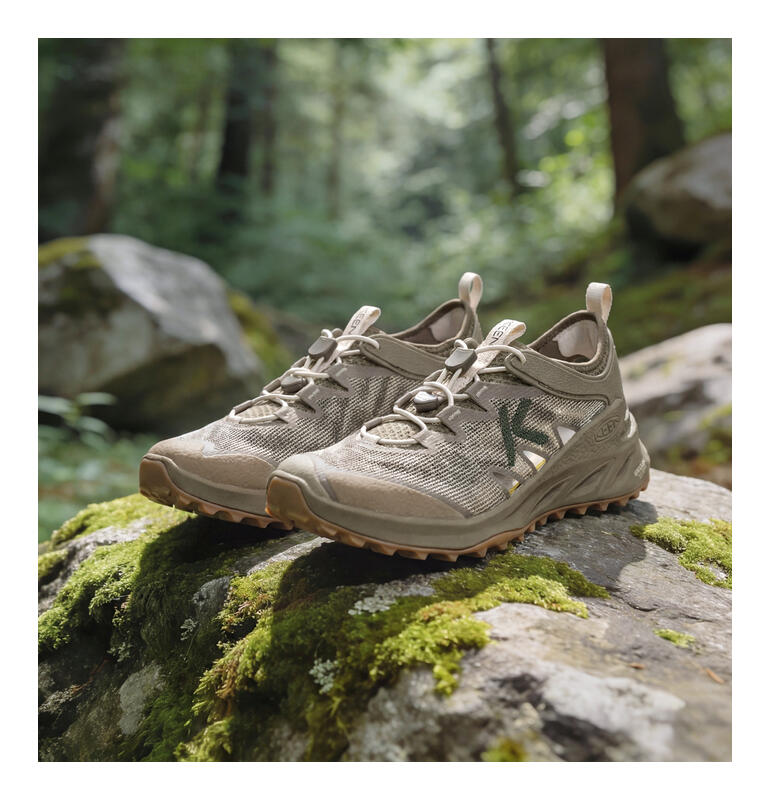 Keen hybride sneaker in beige op een witte achtergrond.
