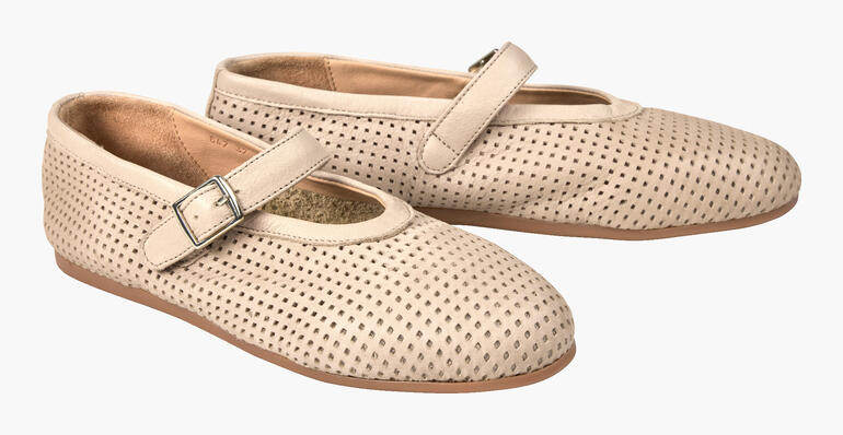 Geperforeerde Mary Janes in beige met bandje.