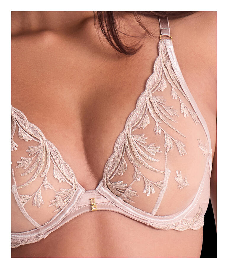 Detail van een BH met delicate borduursels in zandkleur.