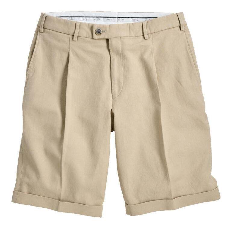 Bermuda met plooi in beige, casual en elegant, op een neutrale ondergrond.