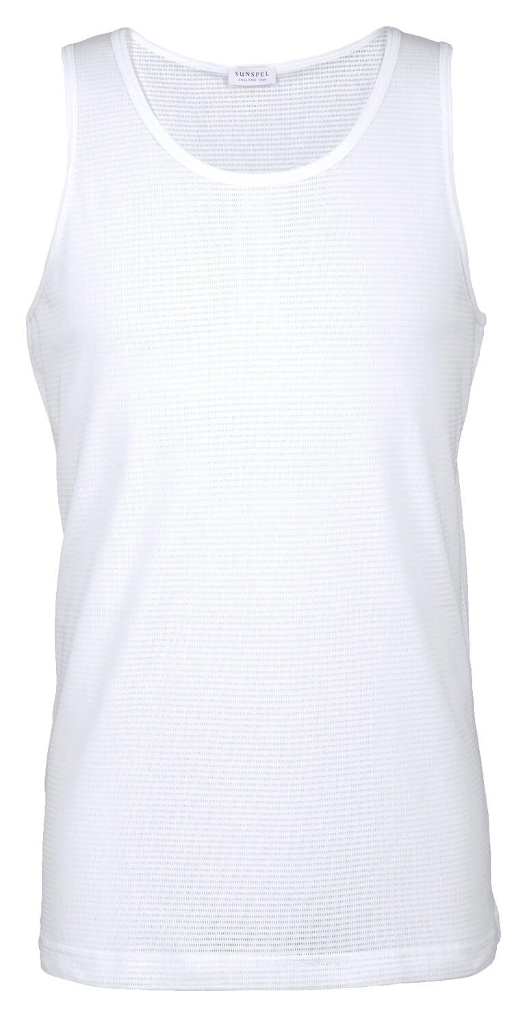 Witte mesh tanktop zonder mouwen op een witte achtergrond.