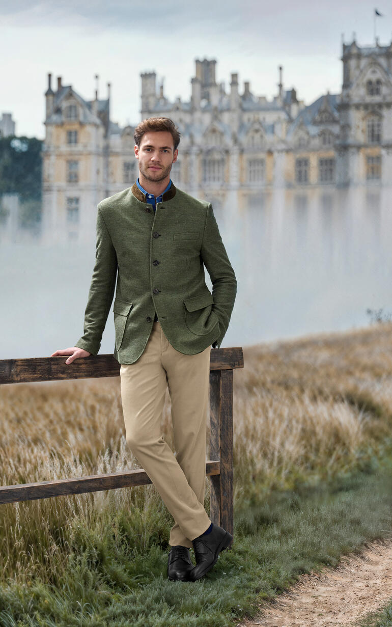 Man in linnen piqué-jasje voor een romantische achtergrond.