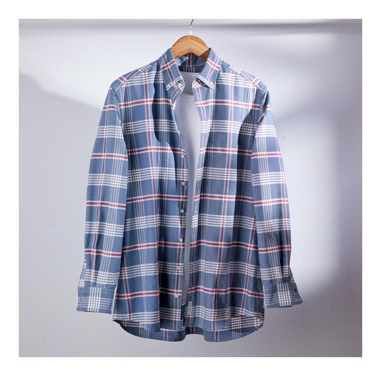 Geruit hemd in tinten van blauw, casual opgehangen aan een houten hanger