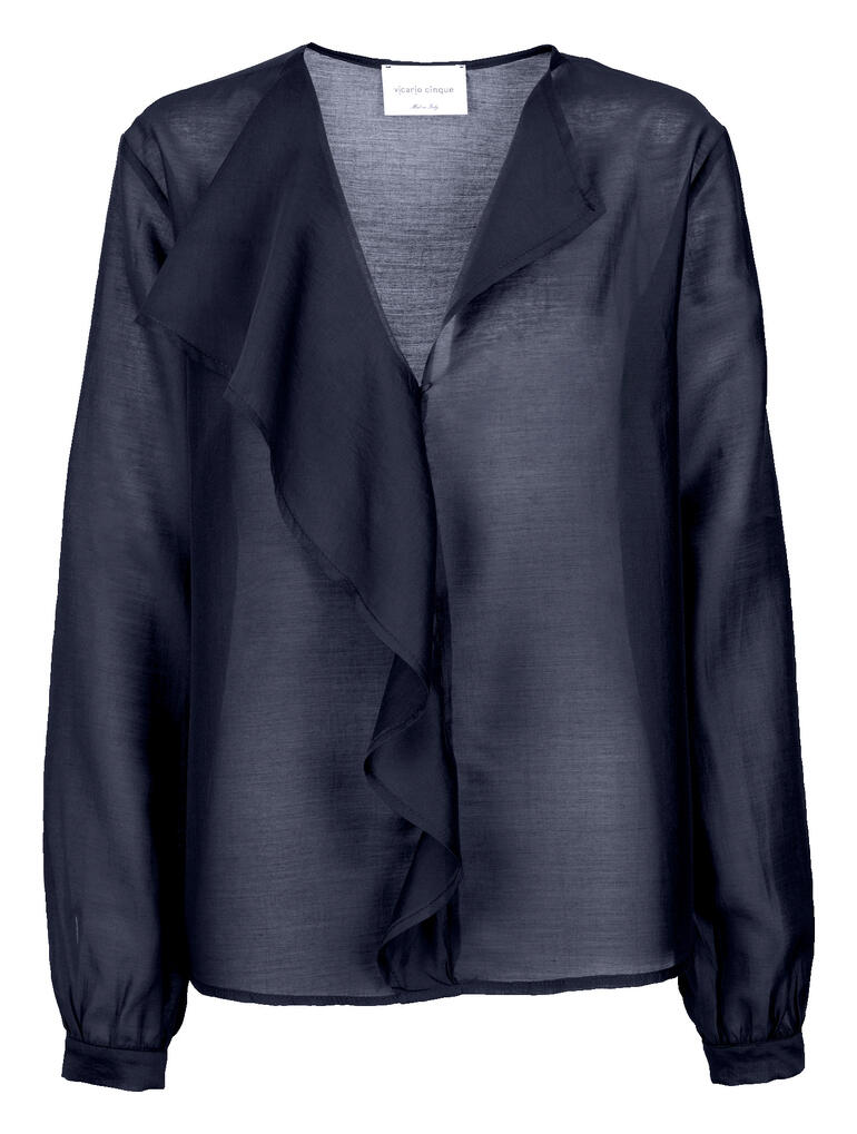 Donkerblauw lyocell-musselin blouse met een casual snit en gedrapeerde kraag op een witte achtergrond.