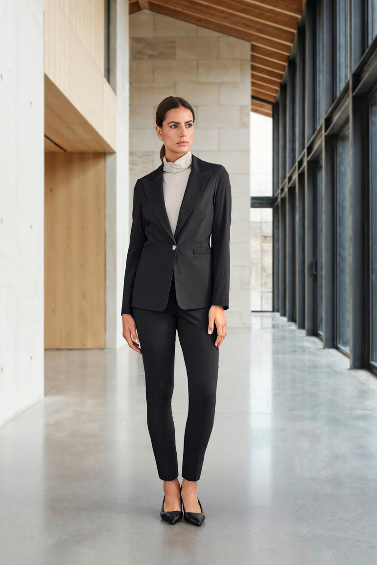 Stijlvolle stretch blazer in zwart van Vicario, model staat.