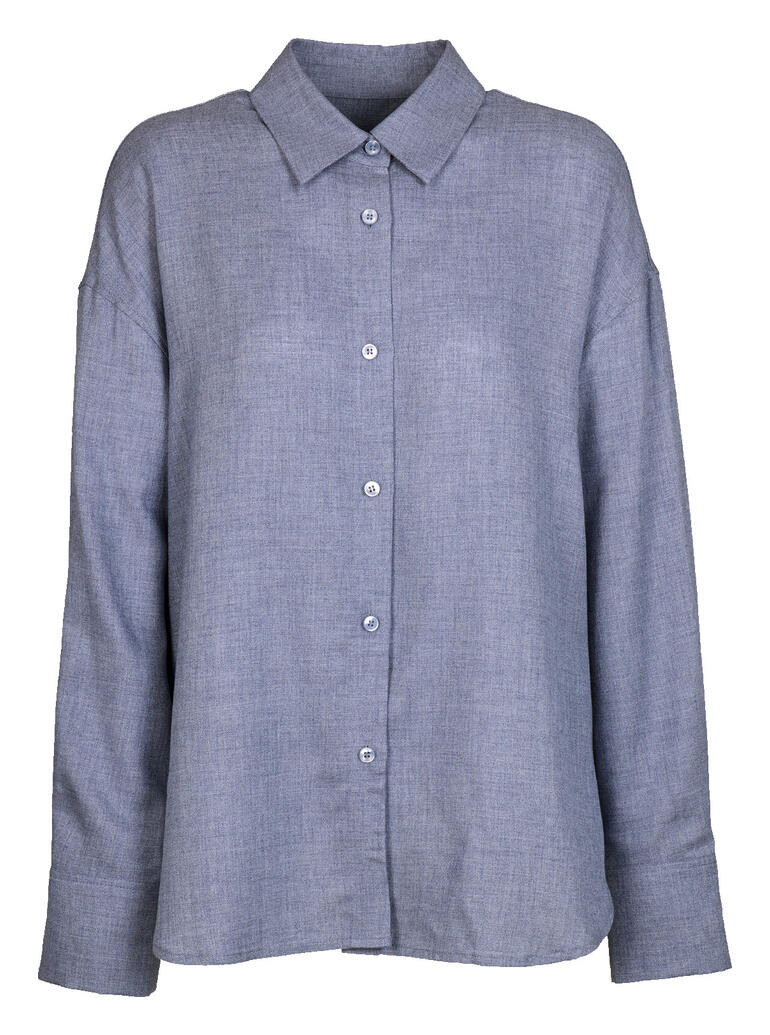 Blauwe blouse met doorlopende knoopsluiting en lange mouwen.