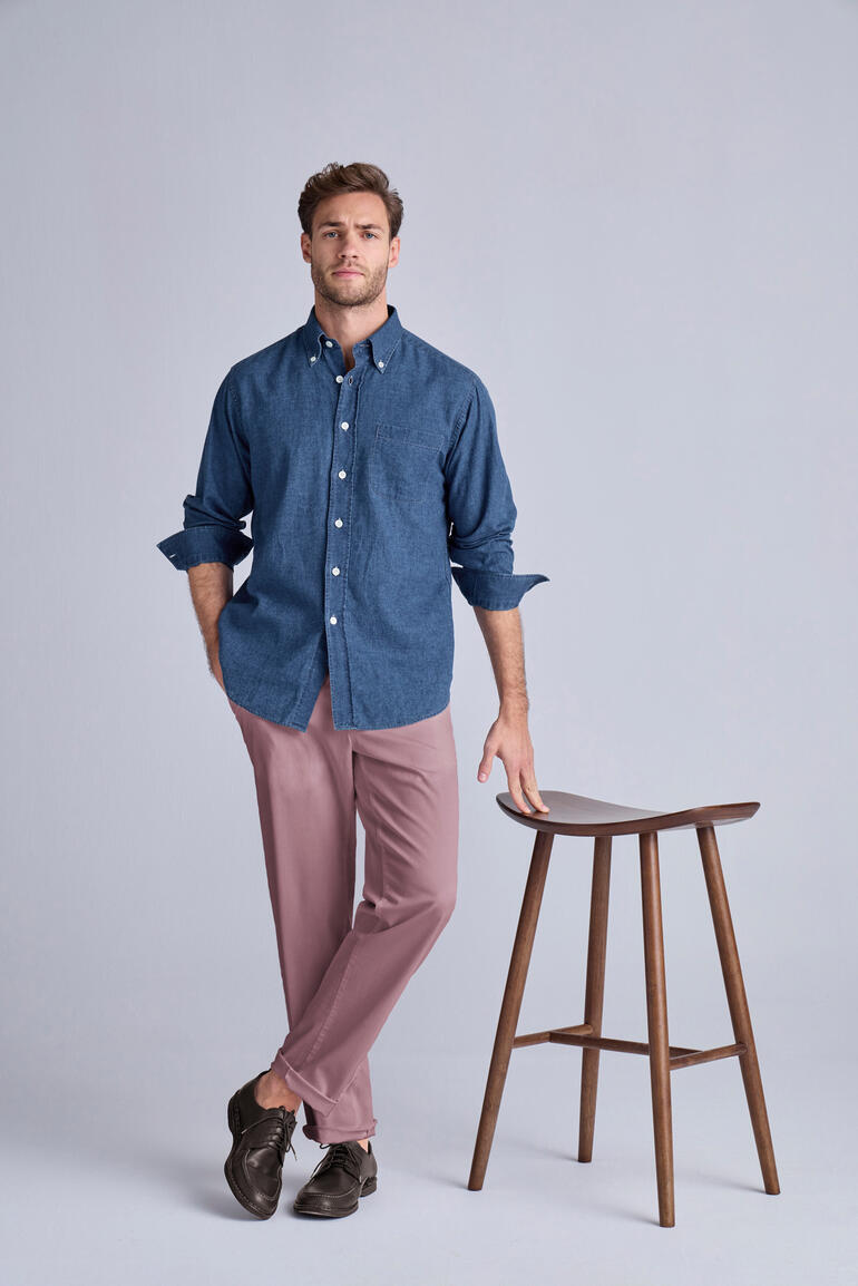 Ingram linnen-denim overhemd in blauw, casual over broek, houten stoel op de achtergrond