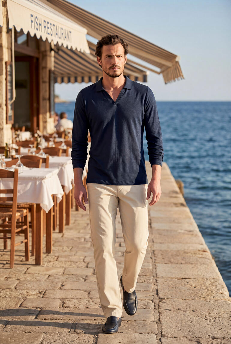 Man in blauw langarmshirt met houten decor op de achtergrond.